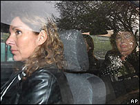 Jacqueline (esq.) e Lucia Pinochet são levadas pela polícia no Chile