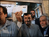 رئیس جمهور ایران در یک حوزه رای گیری در تهران