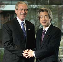 Bush e o primeiro-ministro Junichiro Koizumi