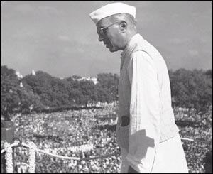 पंडित जवाहर लाल नेहरू देश के पहले प्रधानमंत्री बने