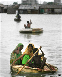 Em Bangladesh muitos usam botes para escapar de enchentes