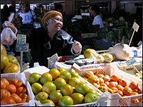 Bán trái cây trong chợ Noumea