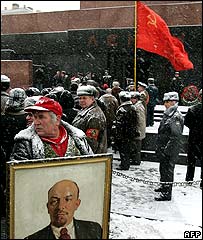 Lenin'in anıt mezarındaki taraftarları