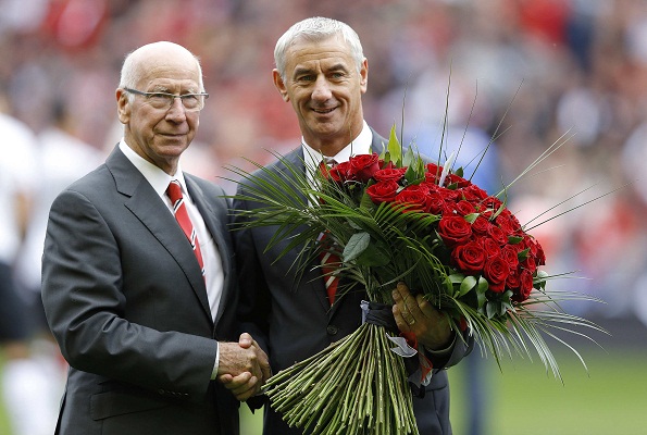 Manchester United legend Sir Bobby Charlton presented flowers to Liverpool's record goalscorer Ian Rush as a tribute. Photo: Reuters