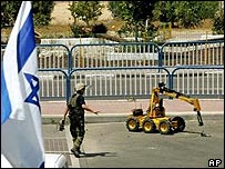 سرباز اسرائيلی هنگام استفاده از دستگاه جمع آوری گلوله خمپاره