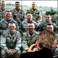 جورج بوش با ويدئو کنفرانس با سربازان گپ می زند