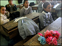 ہلاک ہونے والی طالبہ کی یاد میں اس کی کرسی پر پھول رکھے گئے