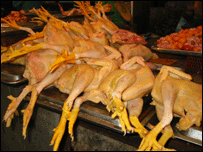 Thịt gà chưa qua kiểm dịch đang bị cấm bày bán