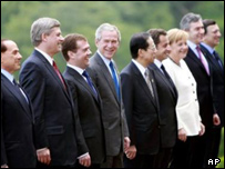 شرکت کنندگان در اجلاس ازچپ به راست: رهبران ایتالیا، کانادا، روسیه، آمریکا، ژاپن، فرانسه، آلمان، بریتانیا و رئیس اتحادیه اروپا