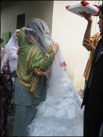 Келин янги уйига кузатилмоқда