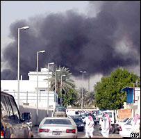 توده دود سياه از کنسولگری آمريکا در جده برمی خيزد