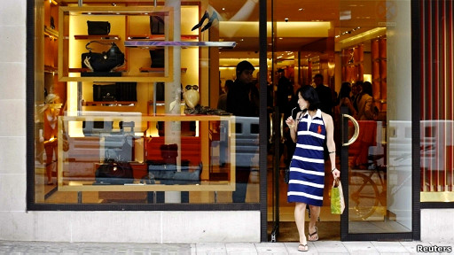 一名中國遊客在逛新邦德街名牌店