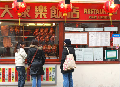 Trước cửa một nhà hàng