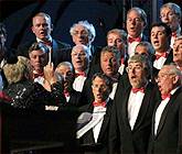 COR CAERNARFON YN CYSTADLU AC ENILL YN Y GYSTADLEUAETH COR MEIBION MAWR DROS 61 O LEISIAU