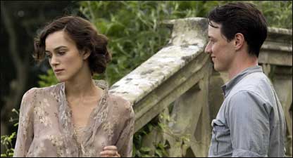 कीरा नाइटली और जेम मैब्वाय ( एटोनमेंट का एक दृश्य)