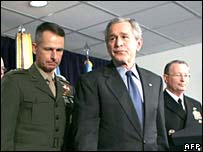 O presidente dos EUA, George W. Bush (C)