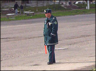 Тошкент кўчасида автомобил назорати ходими