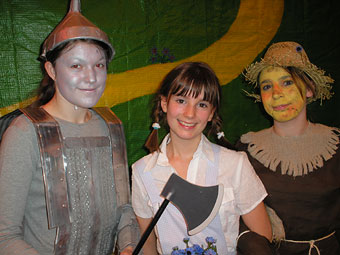 Y dyn tun, Dorothi a'r bwgan brain.