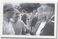 Emlyn Jones a Tecwyn Jones yn sgwrsio gyda Sue Essex a'r Cyng. Mike Sol Owen 