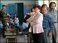 Venezuelanos fazem fila para votar