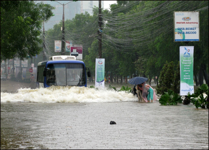 Ôtô vượt nước lụt