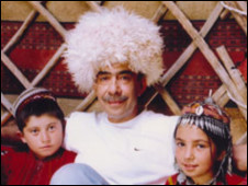 کیومرث درم بخش در کنار ترکمن ها کارگردان فیلم عروس ایل ترکمن