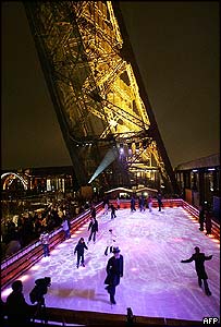 Rinque de patinação na Torre Eiffel