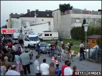 Imprensa e curiosos em frente à casa de Josef F.