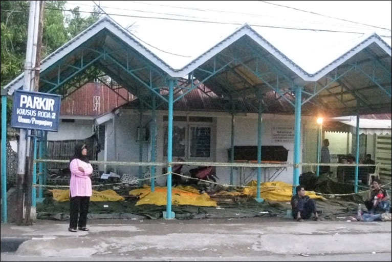 Tempat parkir diubah menjadi kamar mayat sementara pasca gempa bumi.
