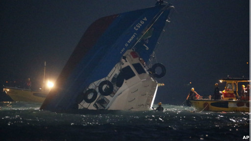 这艘小轮事发时正从香港中环开往南丫岛