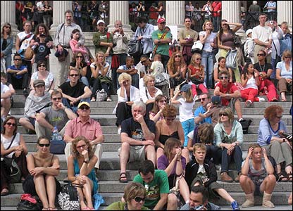 Khán giả trên bậc thềm National Gallery