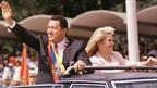 O presidente da Venezuela, Hugo Chávez, e sua mulher, Marisabel Rodríguez, acenam para o público