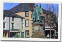 Cofgolofn Tom Ellis yn y Bala