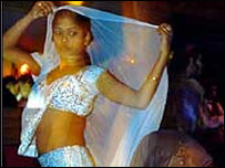 تقریبا چودہ سو ڈانس باروں میں کام کرنے والی ایک لاکھ سے زائد لڑ کیاں بے روزگار ہوگئی ہیں۔