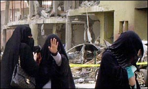 Al-Káida stála v pozadí mnoha útoků; podle USA její akce stále hrozí