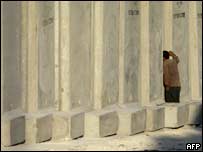 Güvenlik duvarındaki bir Filistinli