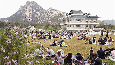 South and North Korean family members reunited at Diamond Mountain in North Korea (30 September 2009)