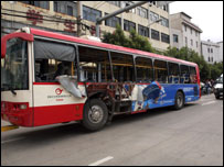 Ônibus atingido por explosão. Foto: AFP/Getty Images