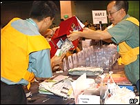 Funcionários eleitorais esvaziam urna em Hong Kong