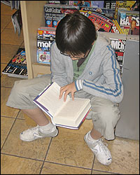 Niño lee Harry Potter por el final