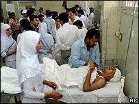 कराची बम धमाके में घायल लोग