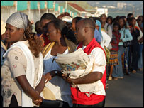 Cử tri Kenya xếp hàng dài trước các điểm bỏ phiếu