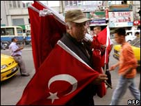 Cidadão turco carrega bandeira do país