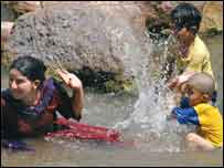 Pakistan'da serinleyen insanlar