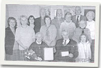 Peter a Maisey Taylor gydag aelodau Llwynpiod