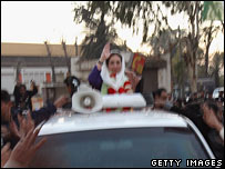 படுகொலைக்கு முன்னதாக பிரச்சார வாகனத்தில் பெனாசீர் பூட்டோ