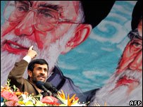 محمود احمدی نژاد در کنار تصاویر آیت الله خمینی و آقای خامنه ای، رهبر ایران 