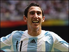 Angel di Maria o'r Ariannin yn dathlu
