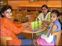 سونل سمن اور ان کے دوست لکھنؤ کے کیفے میں