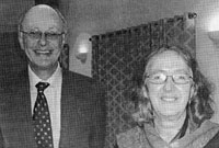 Cadeirydd Cymreigyddion Y Fenni Peter Madley gyda Gwen Awbery